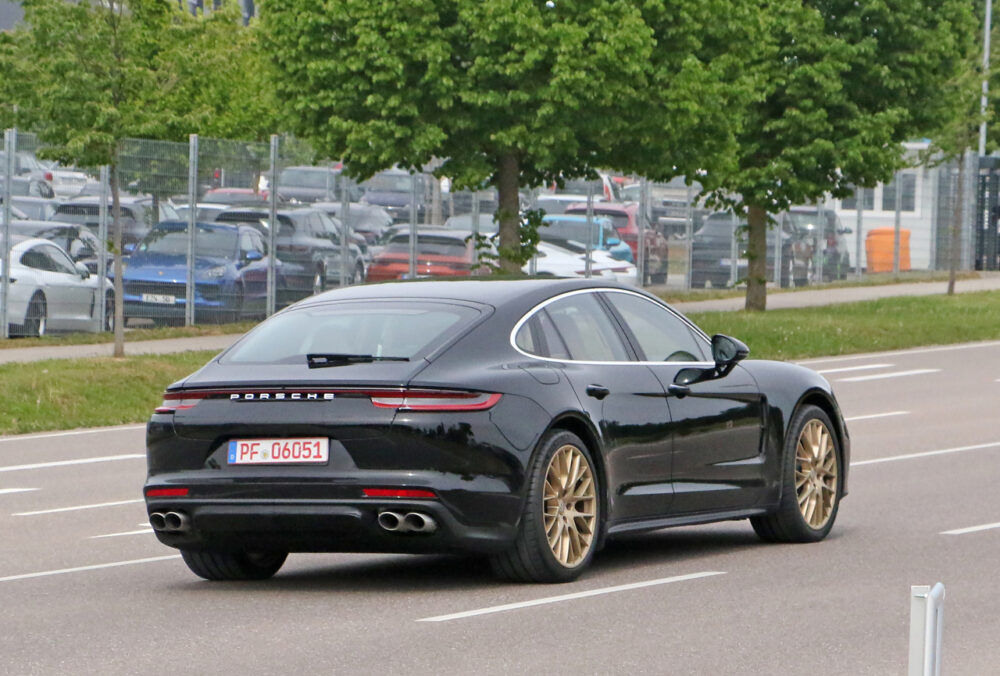 改良新型ポルシェ パナメーラ プロトタイプ スパイショット
リアとボディサイド