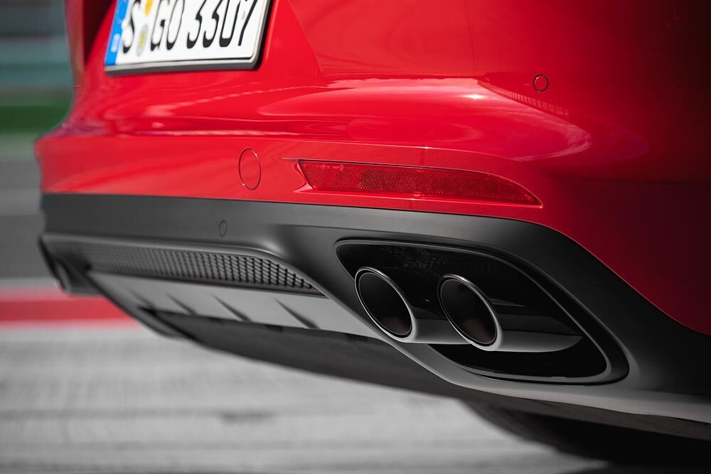 ポルシェ パナメーラ GTS 現行モデルのエキゾーストパイプ
