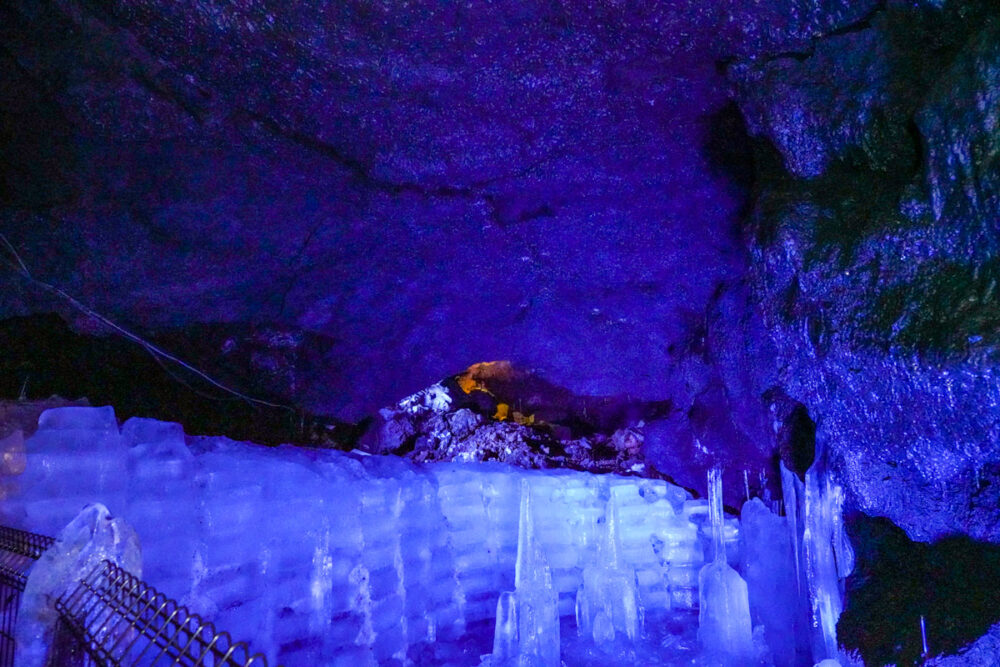 富岳風穴の氷柱