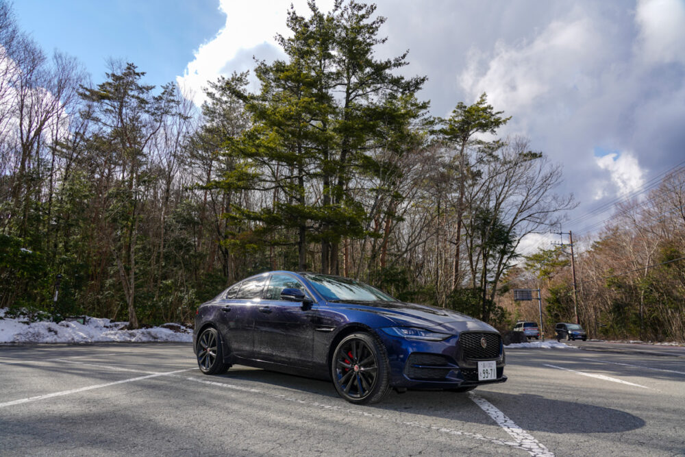 富岳風穴の駐車場にて撮影した新型ジャガー XE 2020年モデル