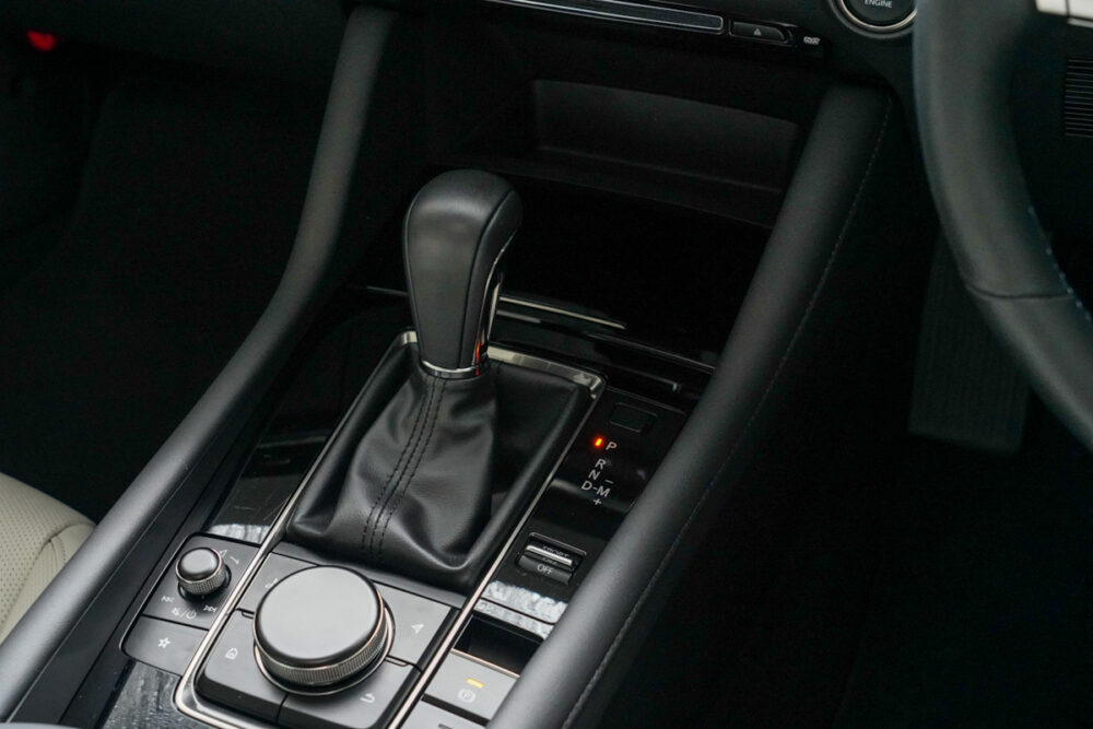 マツダ3 セダン 20S L Package のATシフト周り