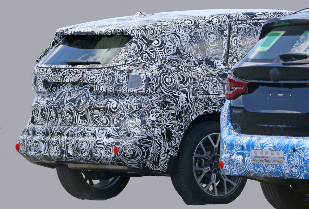 次期新型BMW X1 プロトタイプ スパイショットと現行モデルのリア