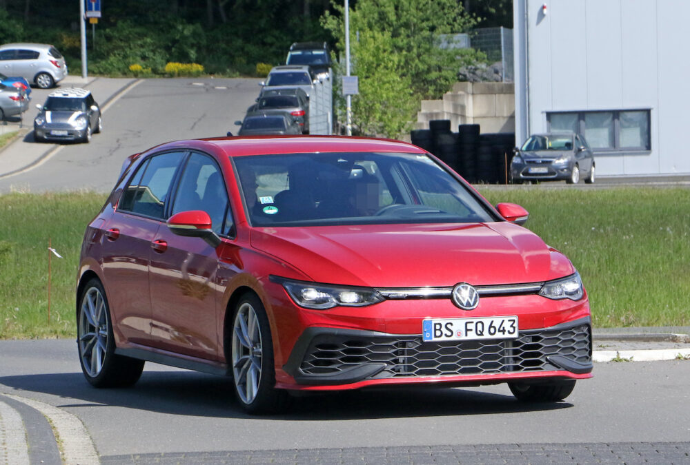新型フォルクスワーゲン ゴルフ GTI TCR プロトタイプ スパイショット
フロントとボディサイド