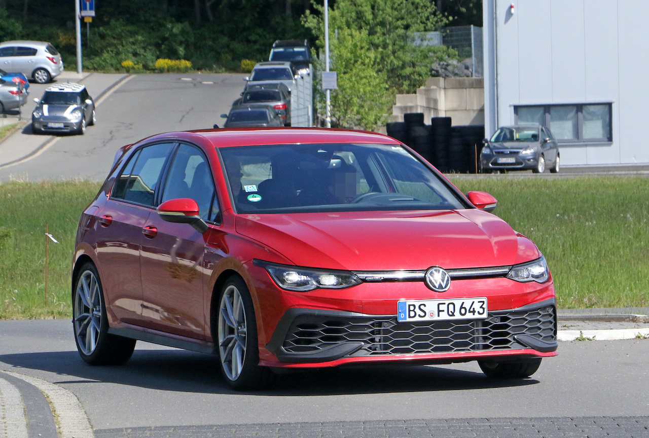 新型vw ゴルフ Gti Tcr プロトタイプがニュルで高速テスト まもなく登場か Moby モビー