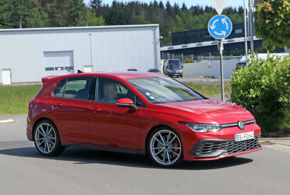 新型フォルクスワーゲン ゴルフ GTI TCR プロトタイプ スパイショット
フロントとボディサイド