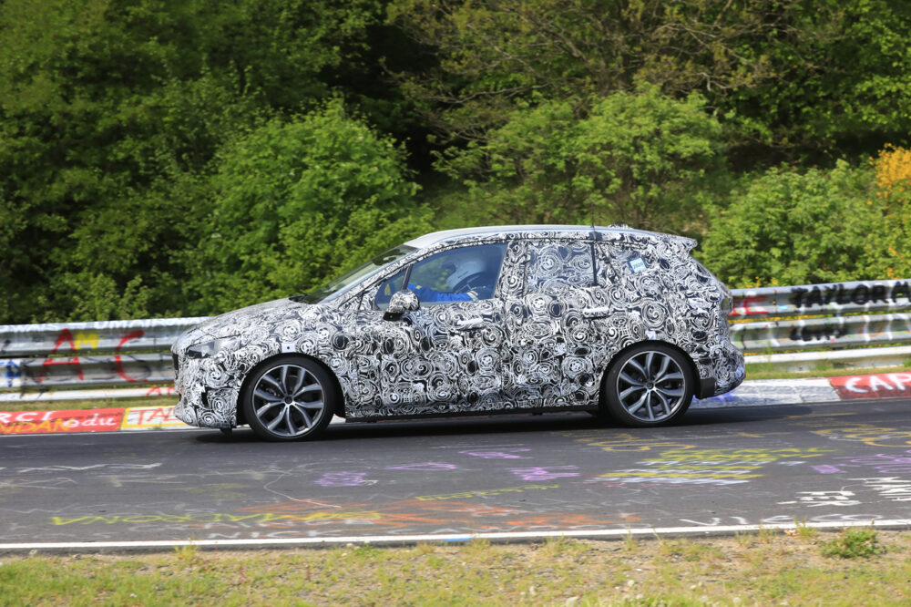 次期新型BMW 2シリーズ アクティブツアラー サイド
