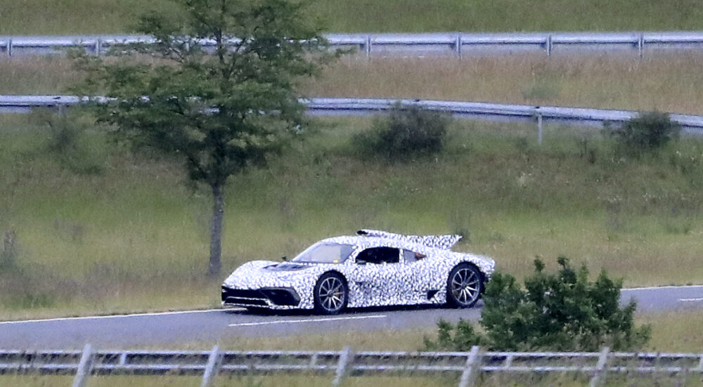 新型メルセデスAMG ワン プロトタイプ スパイショット
フロントとボディサイド