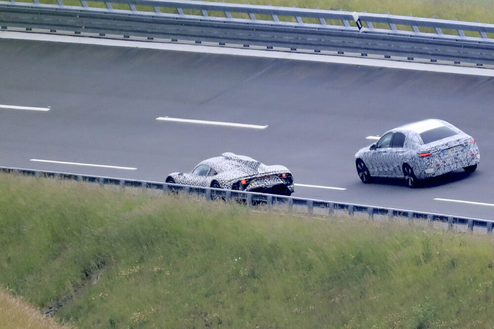 新型メルセデスAMG ワン プロトタイプ スパイショット
リア
並走するのは次期新型Cクラスと思われるプロトタイプ