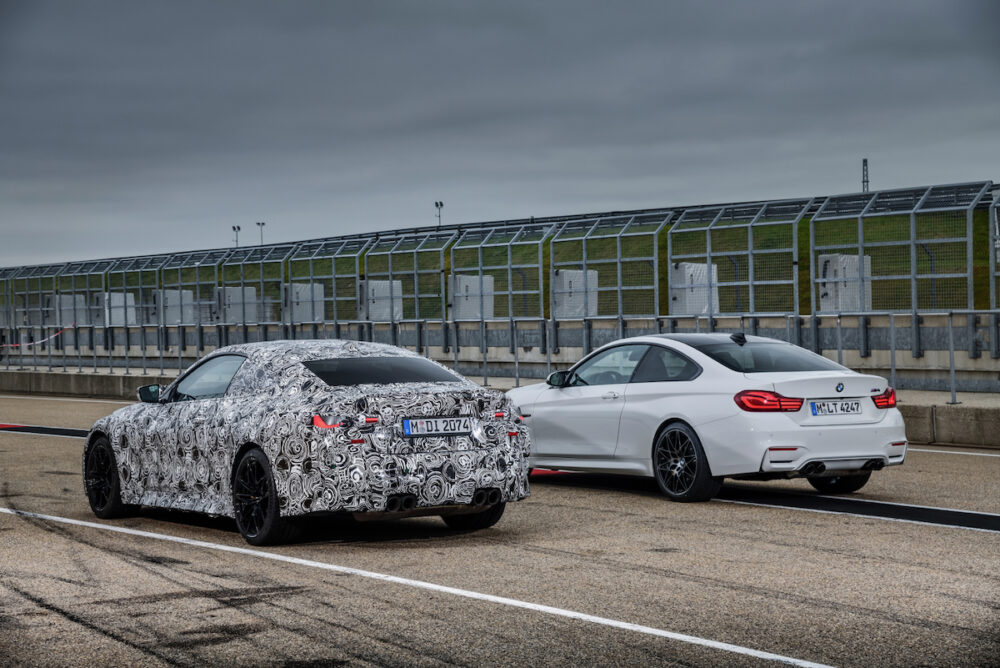 次期新型 BMW M4クーペ 公式リーク
右は現行モデル
リア