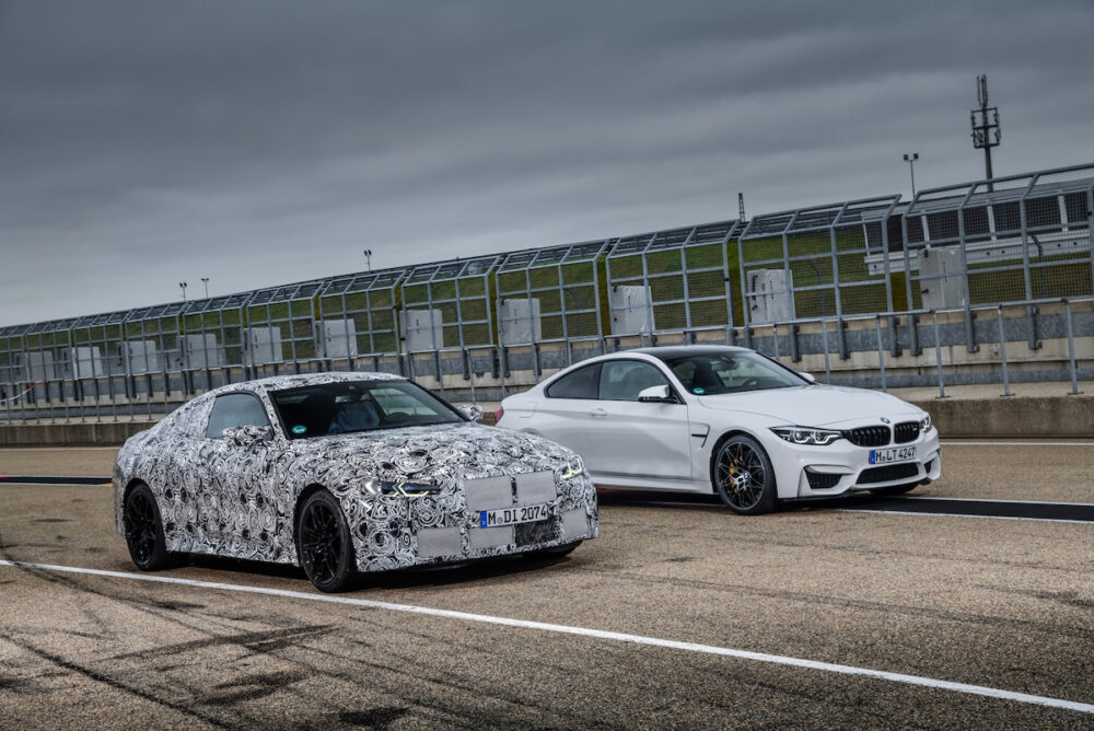 次期新型 BMW M4クーペ 公式リーク
右は現行モデル
フロント