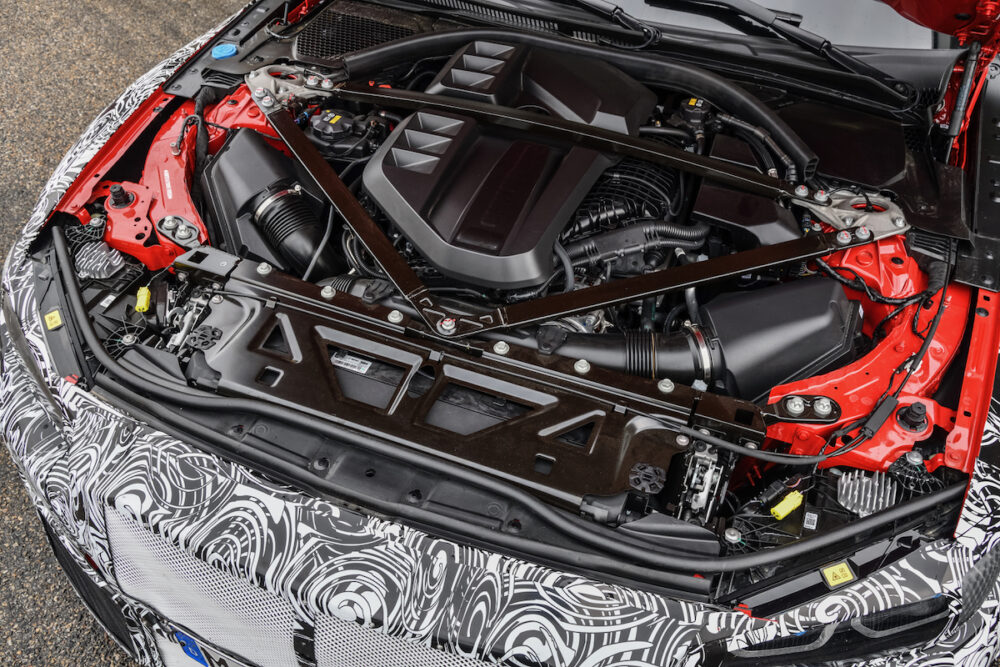 次期新型 BMW M4 公式リーク
エンジンルーム