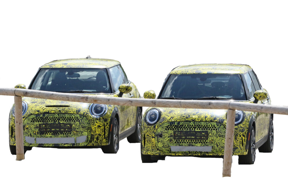 改良新型MINI クーパーS プロトタイプ スパイショット
2台。フロント