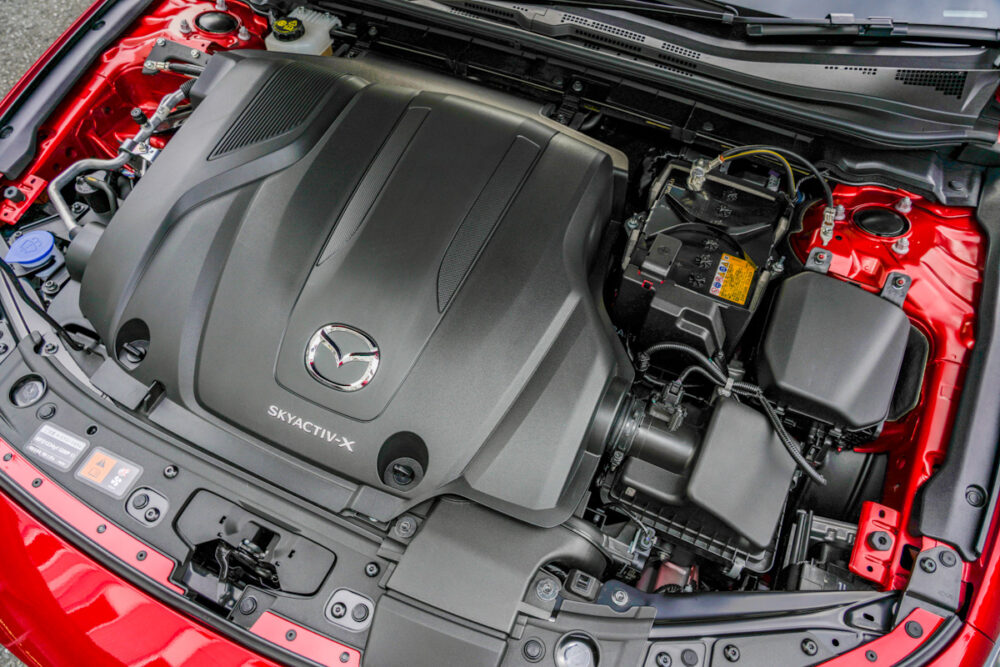 マツダ3 ファストバック X MT/AWD
のエンジンルーム