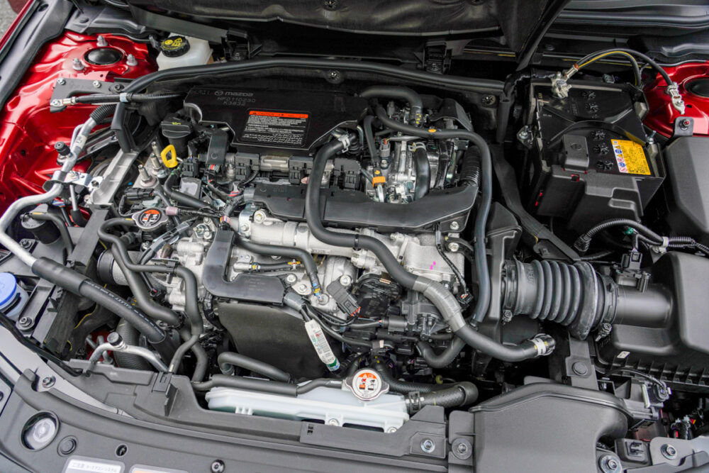 マツダ3 ファストバック X MT/AWD
エンジンフードを開けて撮影