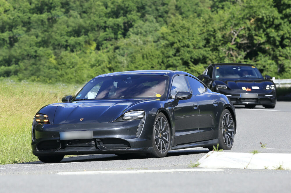 新型タイカン クロスツーリスモ プロトタイプ スパイショット
フロントとボディサイド