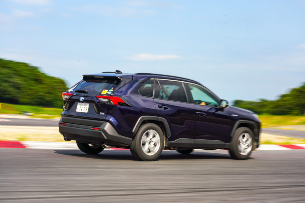 サーキットのコーナーを攻めるRAV4