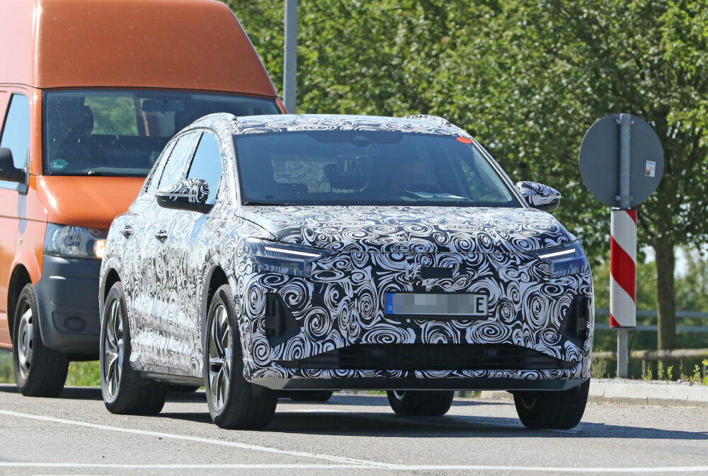 新型アウディ Q4 e-tron 市販型プロトタイプ スパイショット
フロントとボディサイド