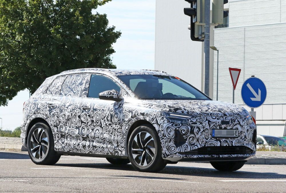 新型アウディ Q4 e-tron 市販型プロトタイプ スパイショット
フロントとボディサイド
