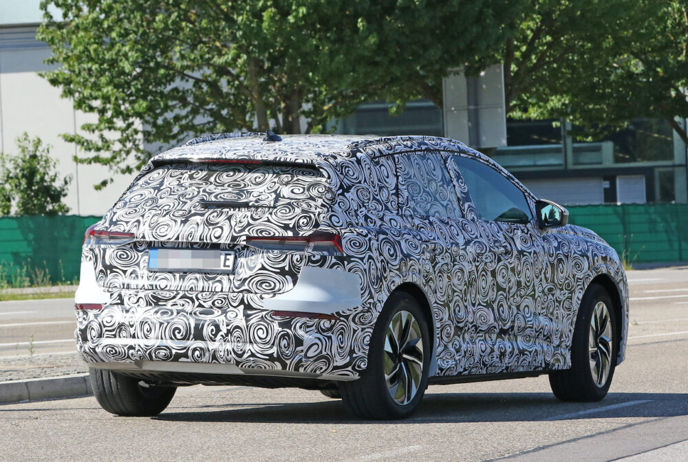 新型アウディ Q4 e-tron 市販型プロトタイプ スパイショット
リアとボディサイド