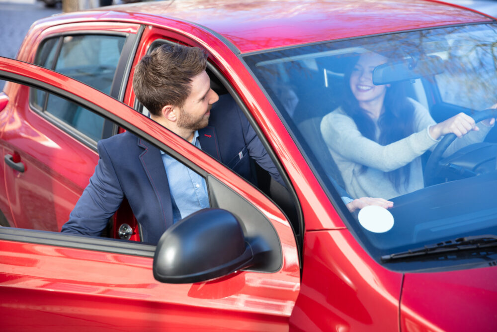 車に乗る男性