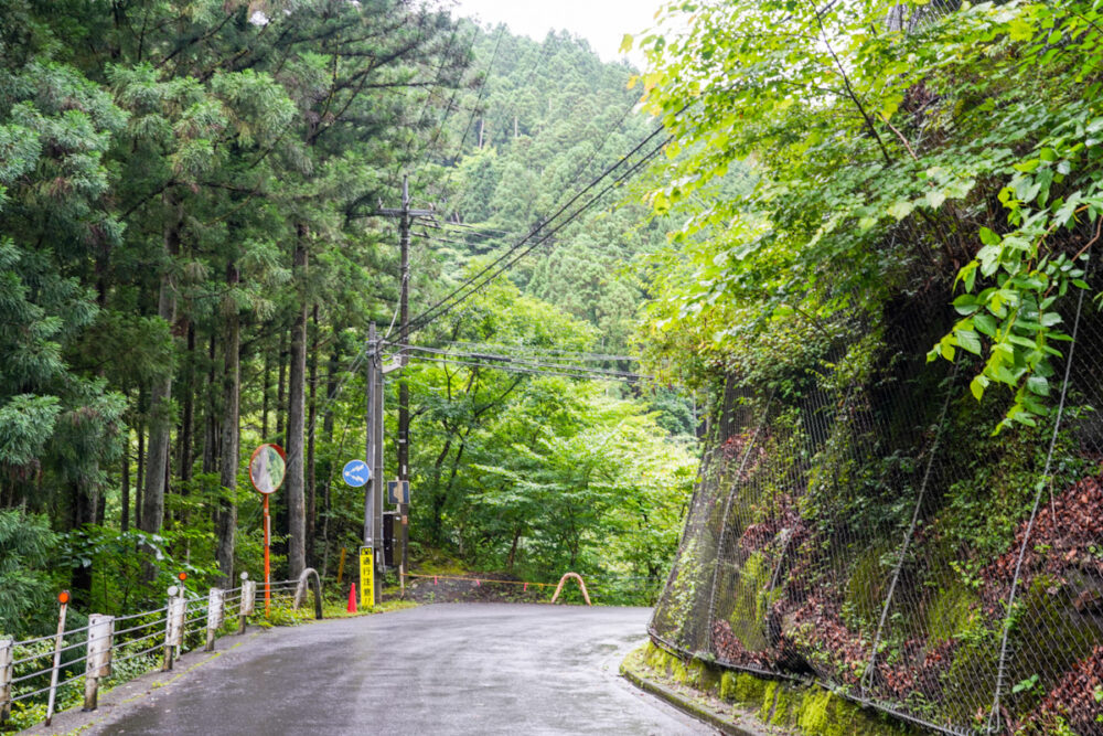 日原鍾乳洞までの細い山道