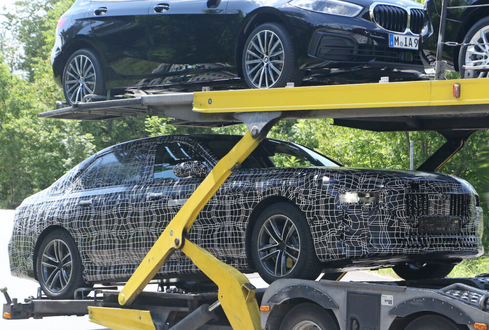 新型 BMW i7 市販型プロトタイプ スパイショット
フロントサイド