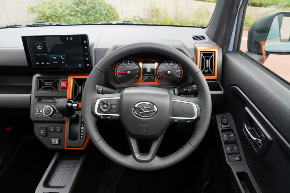 新型ダイハツ タフト 運転席インパネ