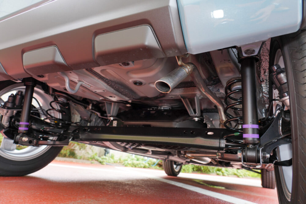 新型ダイハツ タフト 2WD リアサスペンション