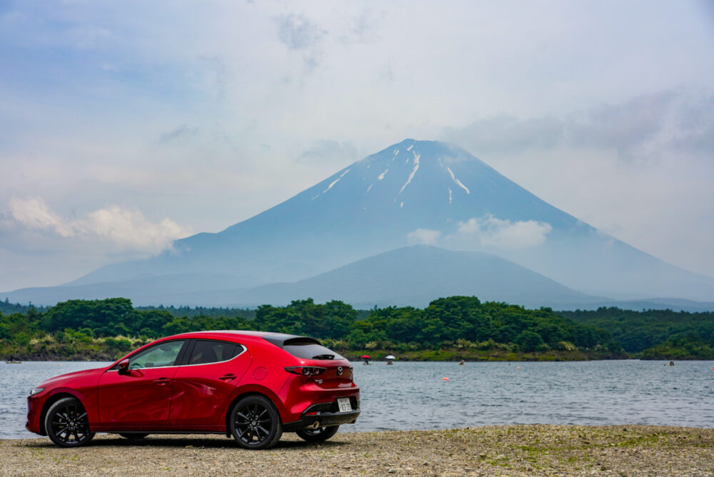 マツダ3 「ファストバック X バーガンディーセレクション」の4WD/MT。