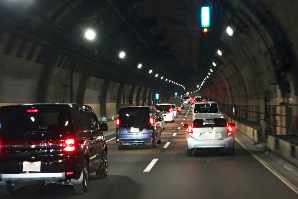 高速道路のトンネルでライト点灯はなぜ 無灯火は交通違反の減点と罰金も Moby モビー