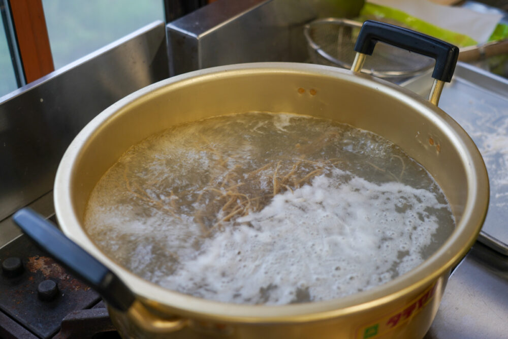 信州木曽ふるさと体験館
そばを茹でる