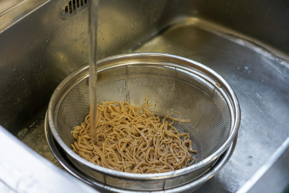 信州木曽ふるさと体験館
そばをみずにさらす