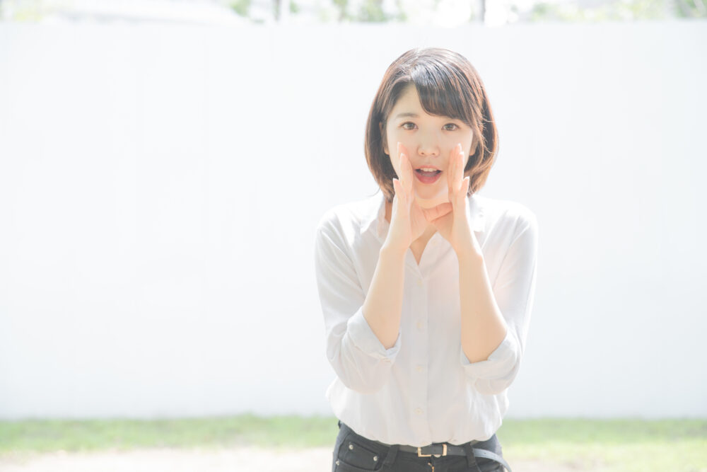 声援を送る若い女性