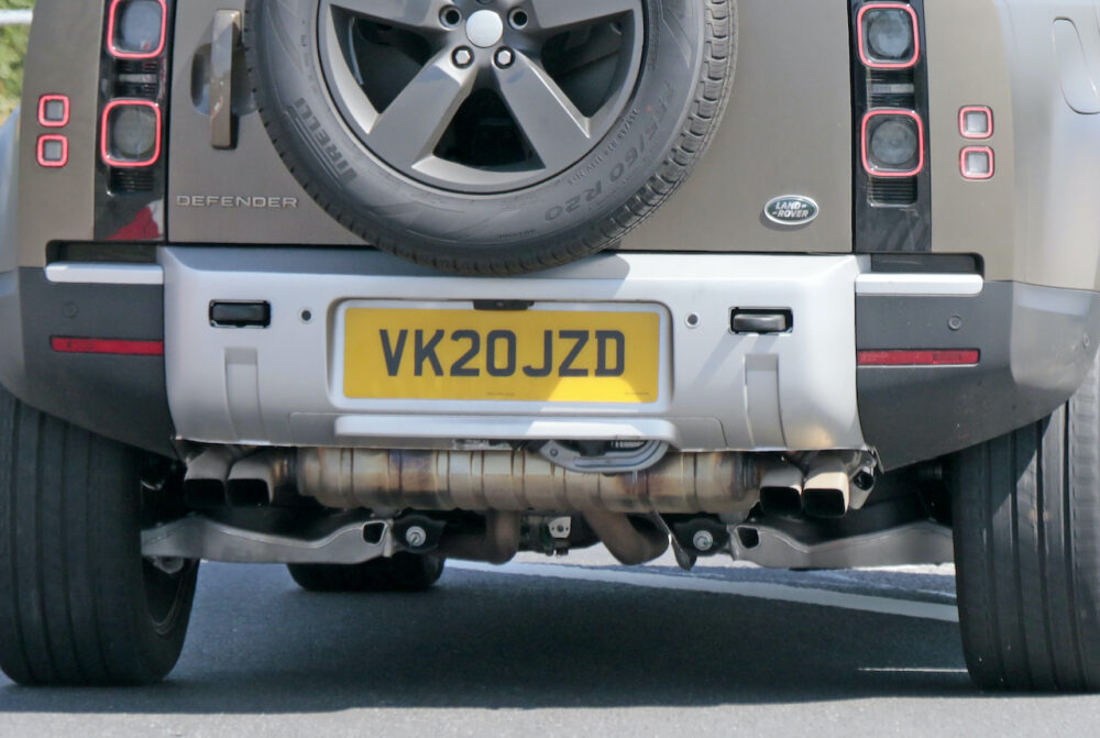 新型ランドローバー ディフェンダー V8 プロトタイプ スパイショット
リアバンパー部拡大