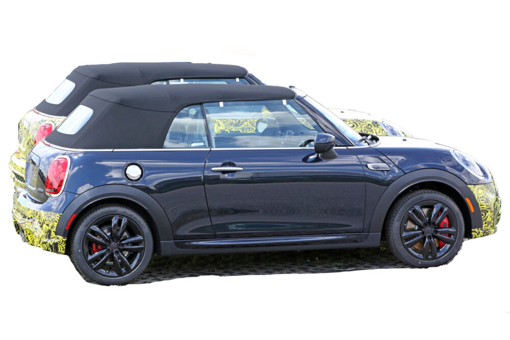 改良新型MINI クーパーSとジョン・クーパー・ワークス(JCW)コンバーチブル プロトタイプ スパイショット
ボディサイド