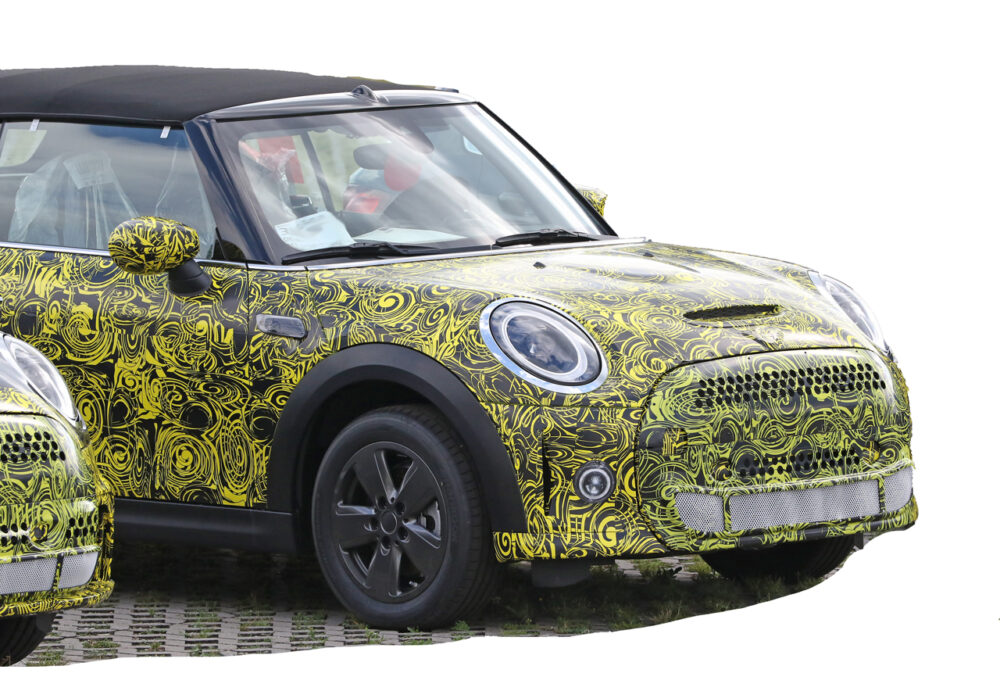 改良新型MINI クーパーSとジョン・クーパー・ワークス(JCW)コンバーチブル プロトタイプ スパイショット
フロント