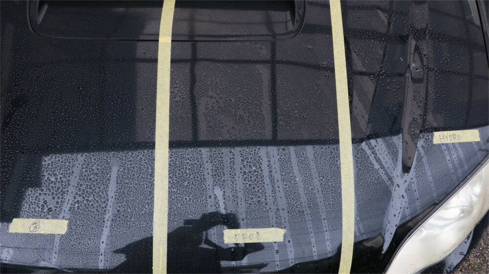 水滴がついた車体ボディのボンネット