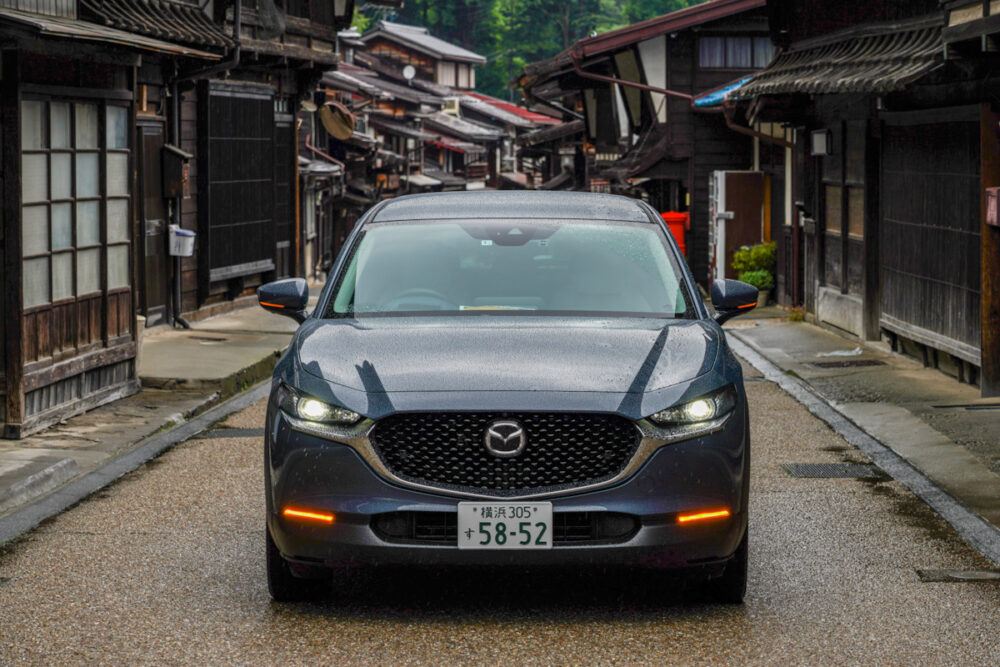 奈良井宿で撮影したマツダCX-30
フロントマスク