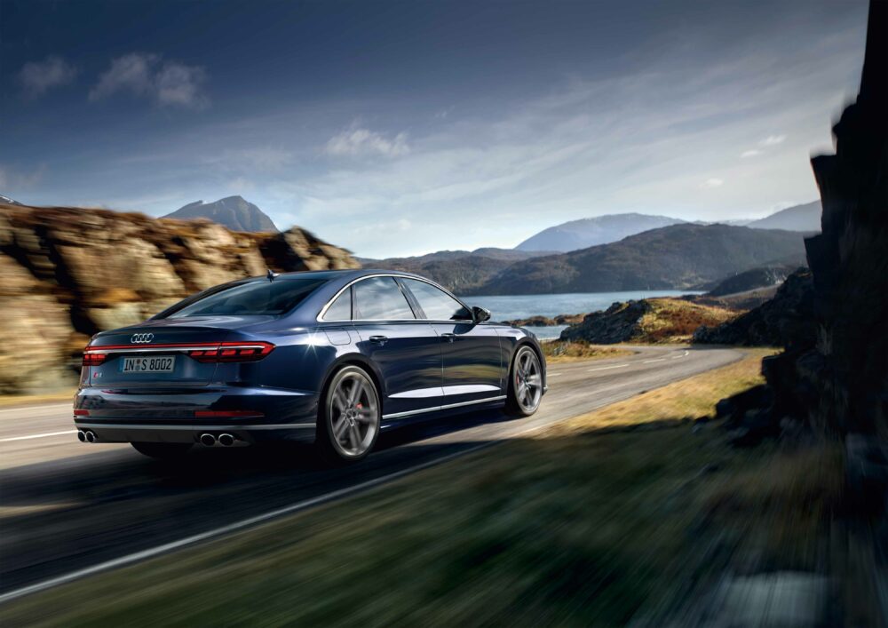 新型 アウディ S8
リア