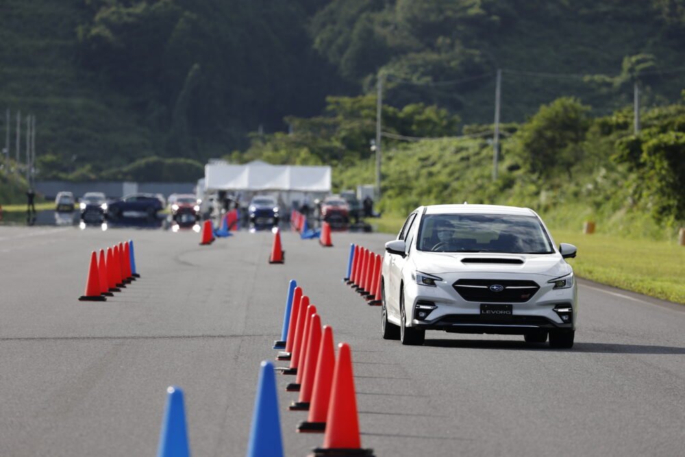 レーンチェンジテストする新型レヴォーグ