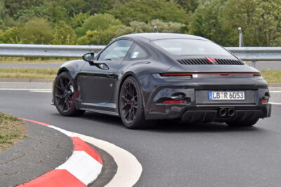 新型ポルシェ 911 GT3 ツーリング デビューへ!巨大固定ウィングなし、MT標準仕様か