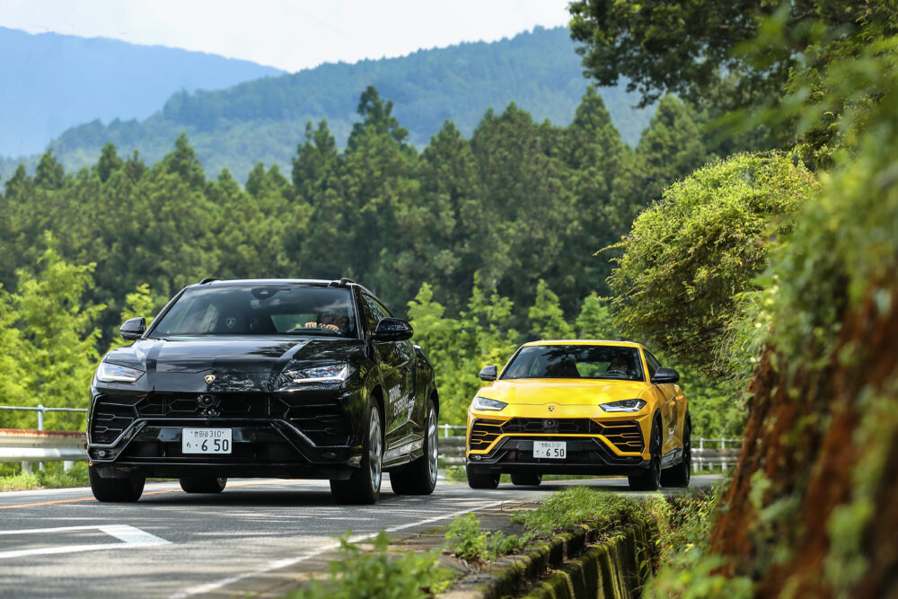山を走る2台のウルス