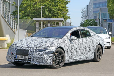 新型メルセデス・ベンツ EQSプロトタイプがテスラと一緒に公道テスト!デザインが見えた