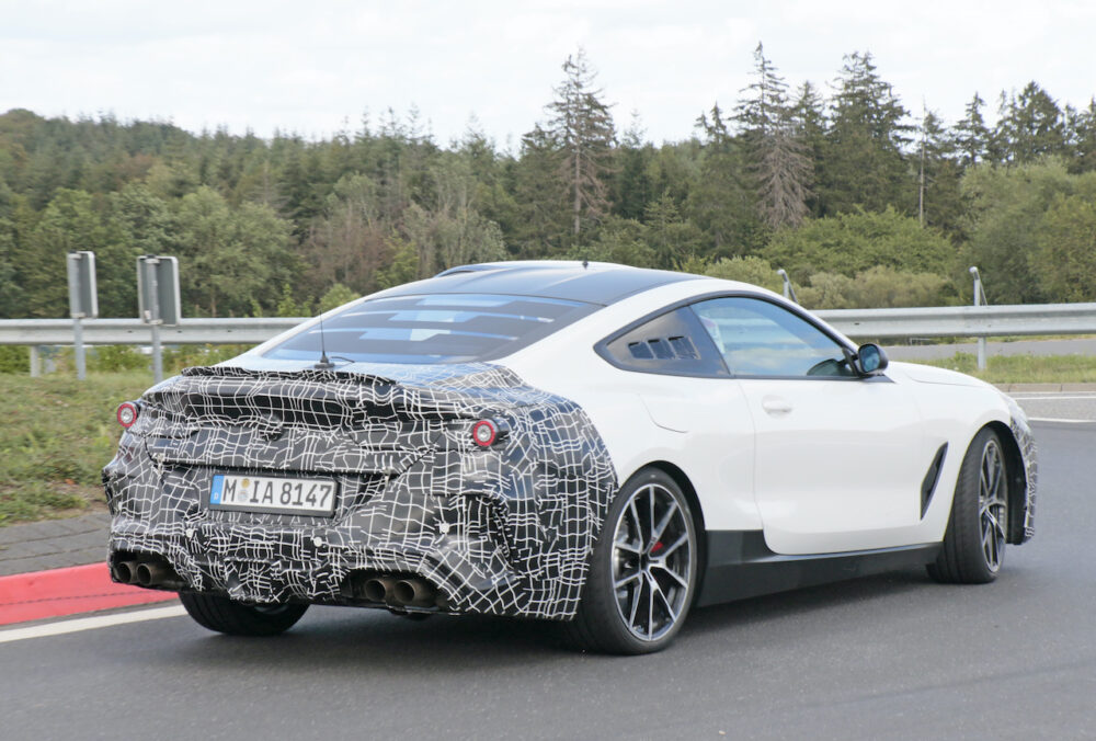新型BMW 8シリーズベーススーパーカーテスト車両
リアサイド
