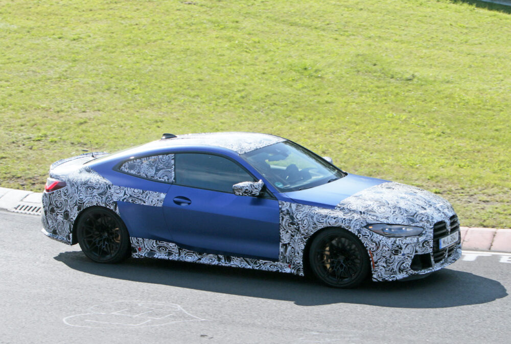 次期新型BMW M4クーペ プロトタイプ スパイショット
フロントサイド