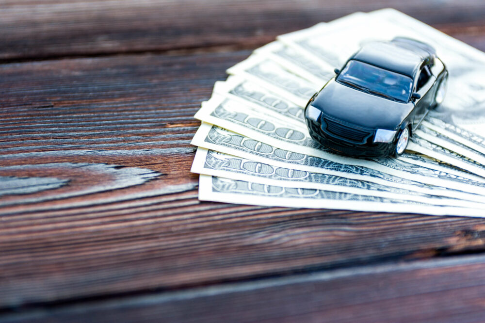車とお金の画像