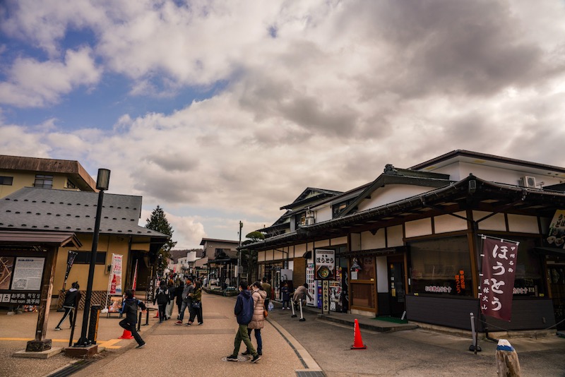 忍野八海中心地に連なる店