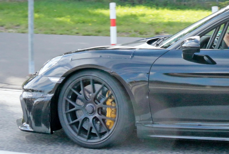 新型ポルシェ ケイマン GT4 RS プロトタイプ
フロントフェンダー