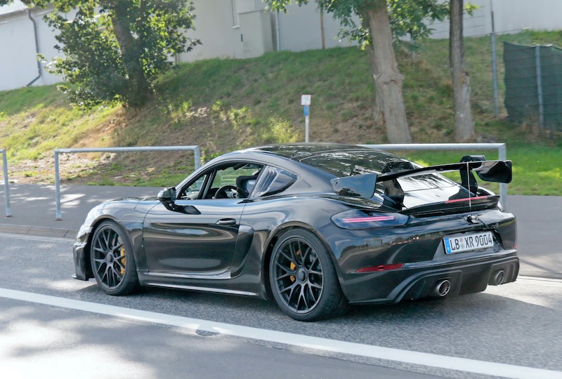 新型ポルシェ ケイマン GT4 RS プロトタイプ
ボディサイドとリア