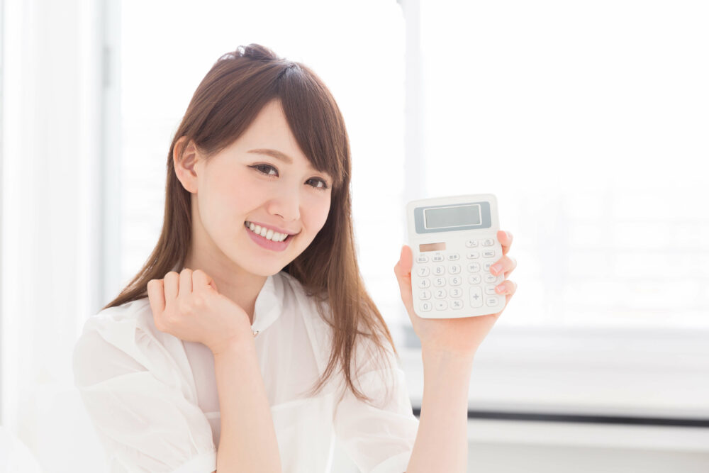 電卓を持つ女性